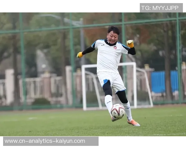 明星足球小报聚焦新星球员动态与赛场精彩瞬间全方位解析足球世界的魅力与激情